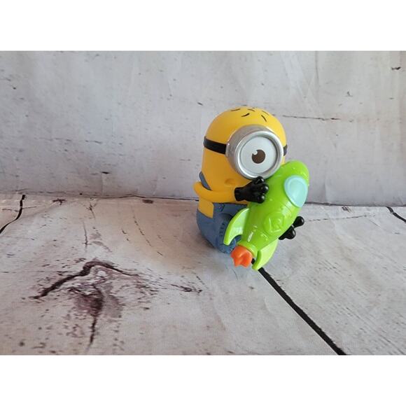 Despicable Me 3 McDonald's 2017 Minions With Rocket Toy Figure - Picture 2 of 6